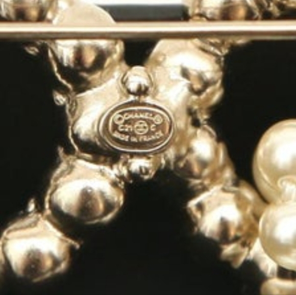 CHANEL 2021C Brooch Pin Faux Pearl Crystals COCO CC Champagne-Gold-Tone Metal - Picture 5 of 5